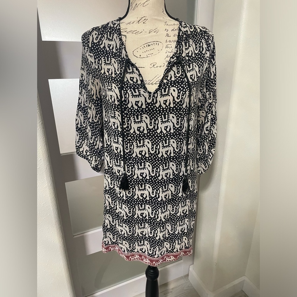 Tolani Black and White 3/4 Sleeve Dolman V-Neck Top - Picture 1 of 10